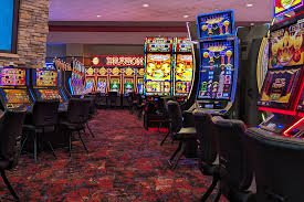 Antarmuka qq88asia login menunjukkan navigasi antara pasar Free Fire, slot, dan permainan live dealer